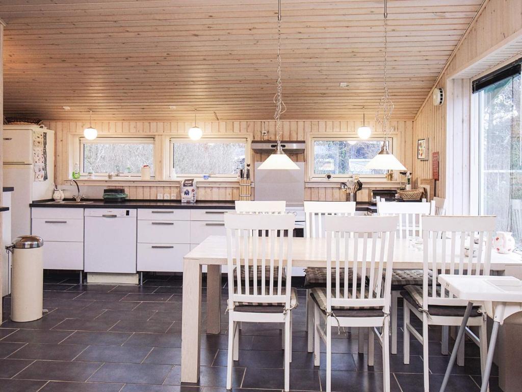 Kuchyň nebo kuchyňský kout v ubytování 6 person holiday home in Slagelse