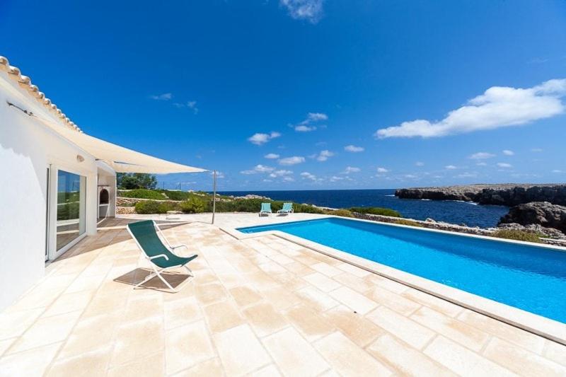 Willa z basenem nad oceanem w obiekcie Ficula Nou Beachfront Villa with private pool w mieście Punta Grossa