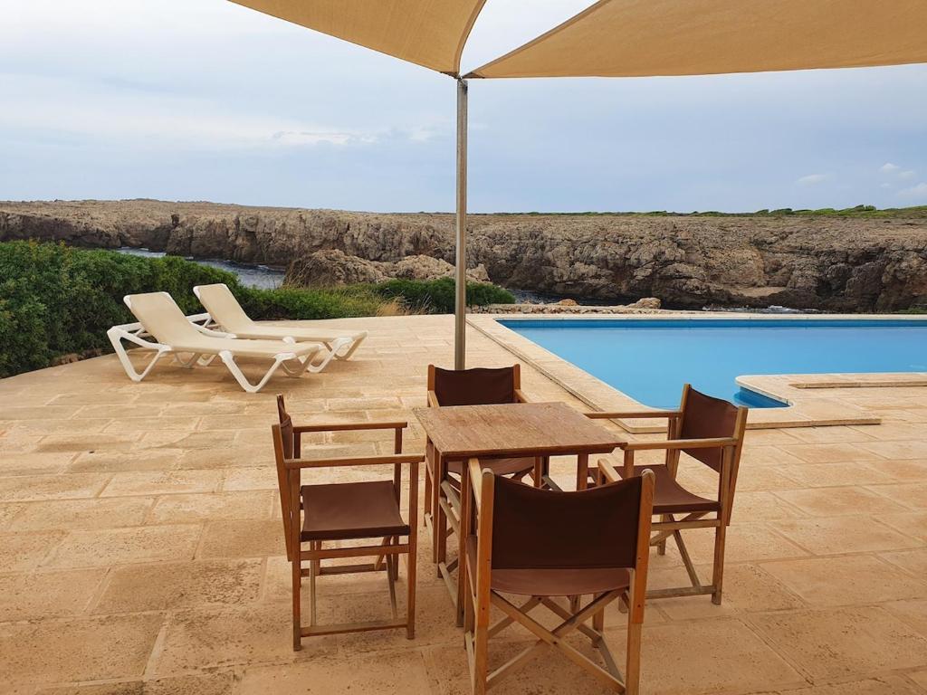 Basen w obiekcie Ficula Nou Beachfront Villa with private pool lub w pobliżu