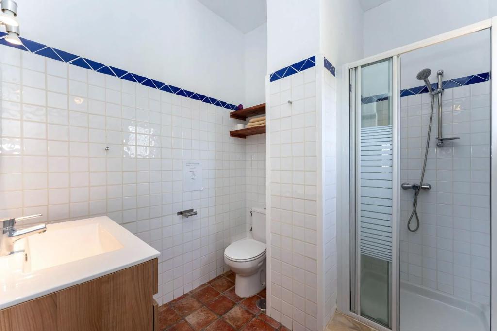 Koupelna v ubytování Ground floor apartment, with spectacular pool in rural holiday park FINCA EL MORALEJO