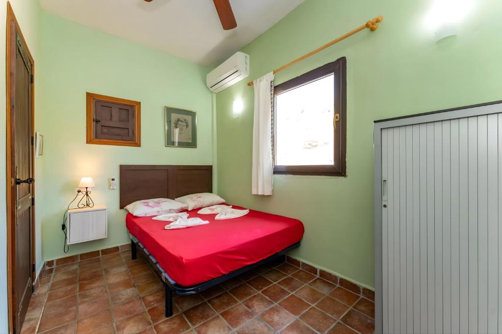 Postel nebo postele na pokoji v ubytování Ground floor apartment, with spectacular pool in rural holiday park FINCA EL MORALEJO