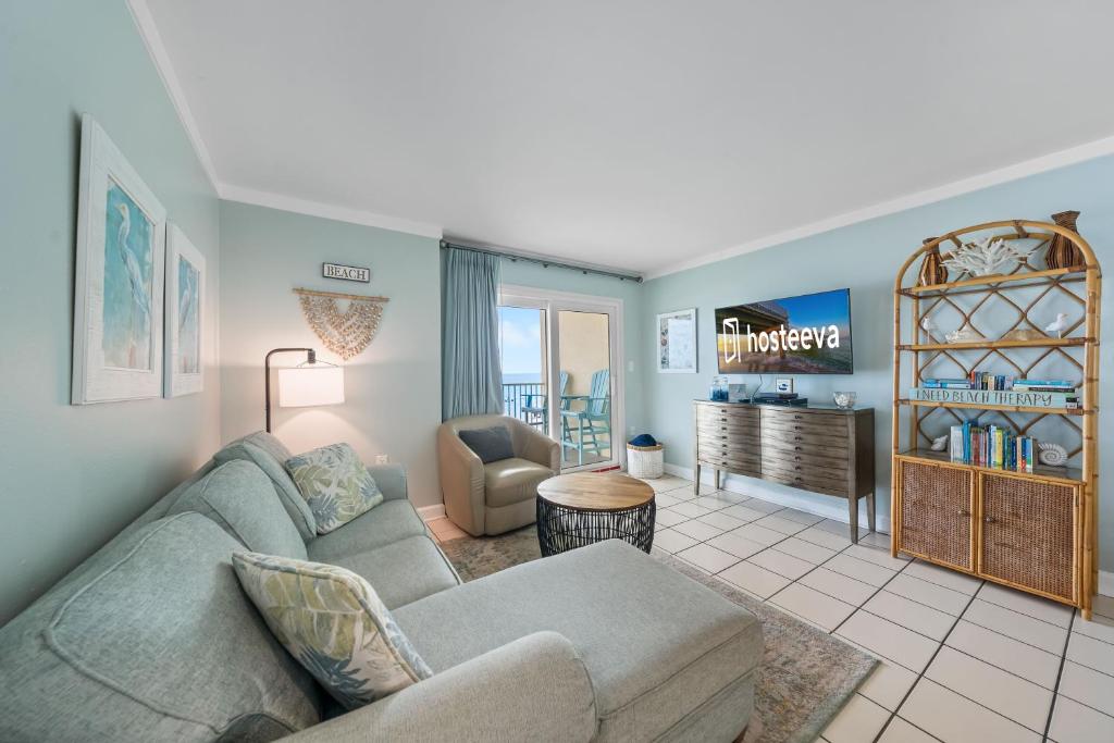 ガルフ・ショアーズにあるClearwater 2Aのソファとテーブルのあるリビングルーム
