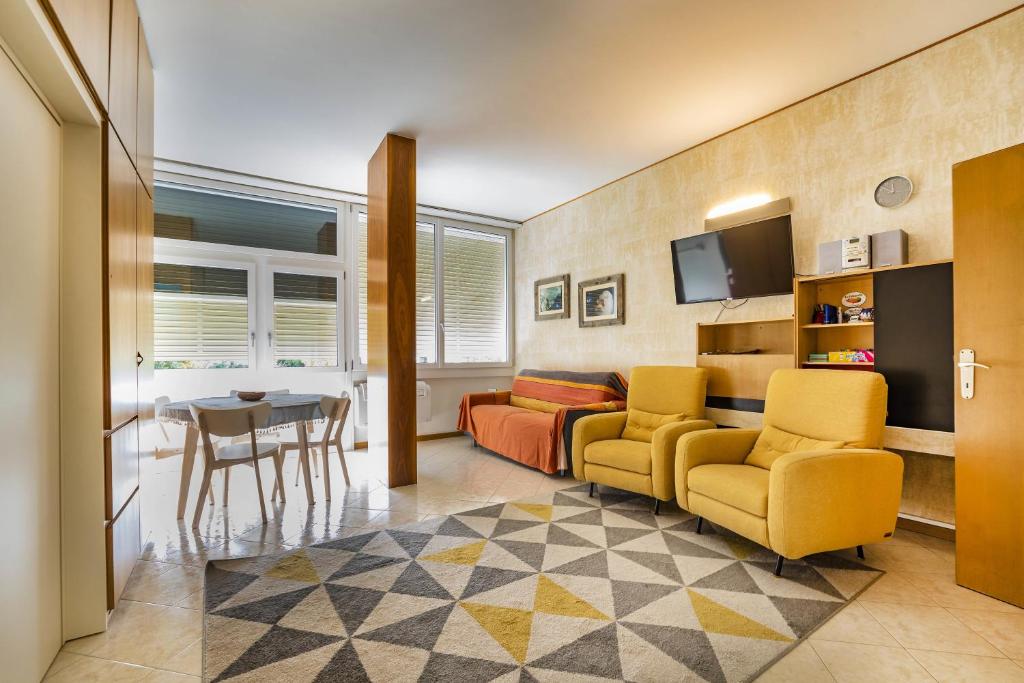 Televisyen dan/atau pusat hiburan di Il Nido - Euroresidence Lungolago Garda