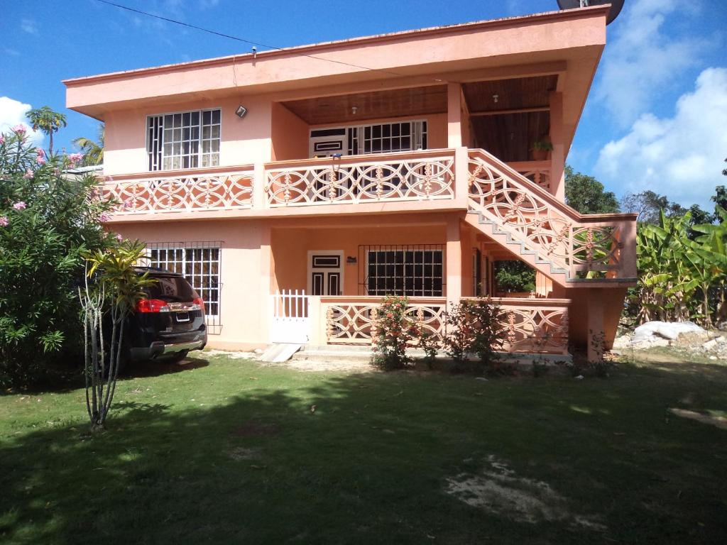 una casa con un coche aparcado delante de ella en Posada Nativa Shingle Hill, en San Andrés