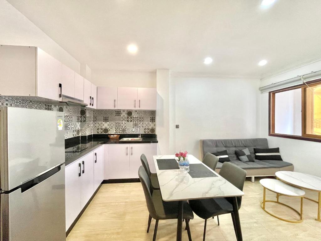 une cuisine et un salon avec une table et des chaises dans l'établissement Sky Riverside - FREE LAUNDRY, à Phnom Penh