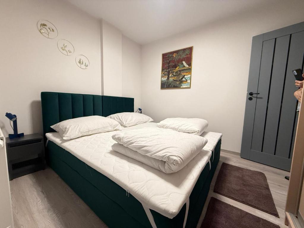 Postel nebo postele na pokoji v ubytování Warsaw Smart Apartment with Parking