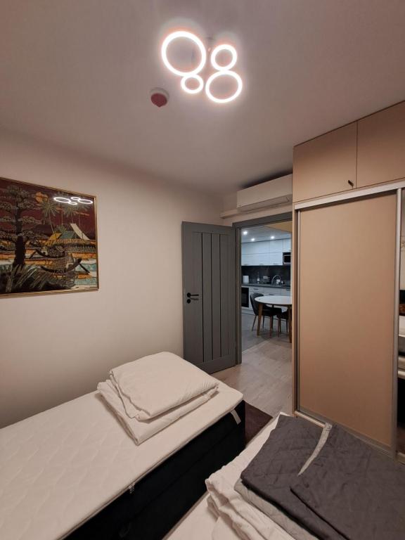 Postel nebo postele na pokoji v ubytování Warsaw Smart Apartment with Parking
