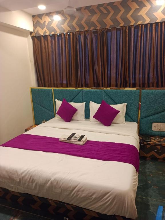Postel nebo postele na pokoji v ubytování Hotel Karnavati