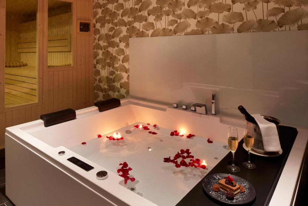 Hotel & Thalasso Villa Antilla - Jacuzzi privado en la habitación en Orio