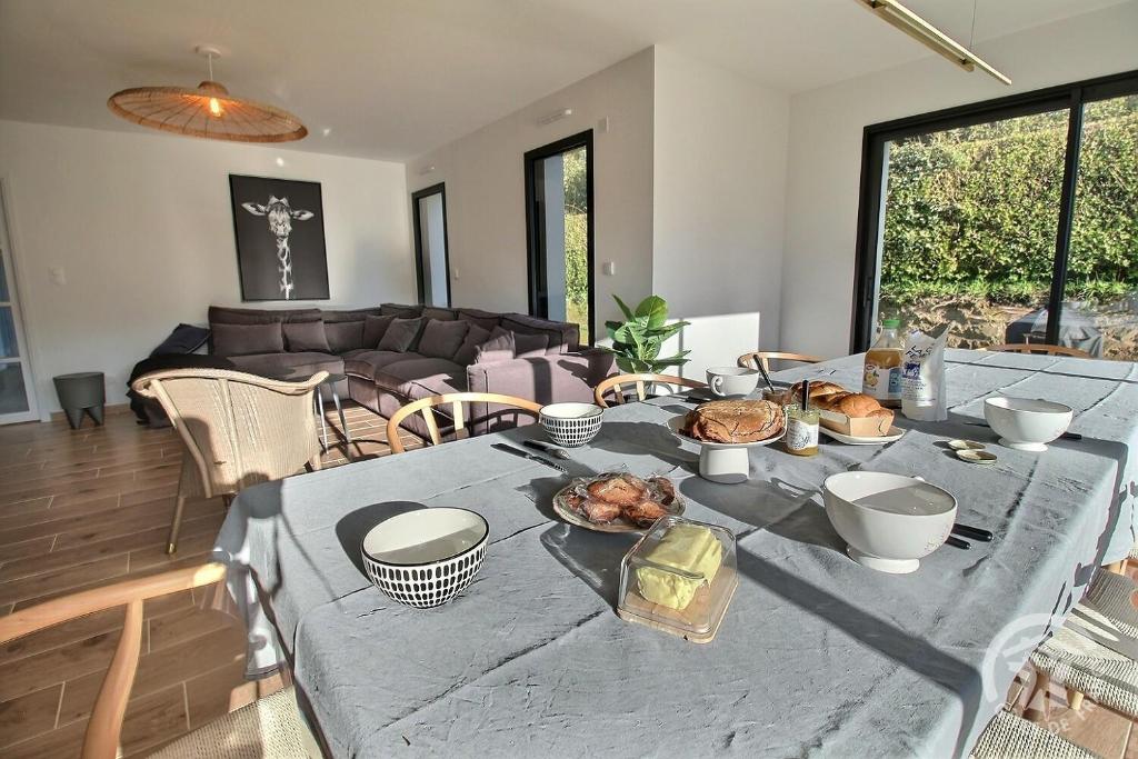 - une table avec de la nourriture dans le salon dans l'établissement Echappées Belles, à Trévou-Tréguignec