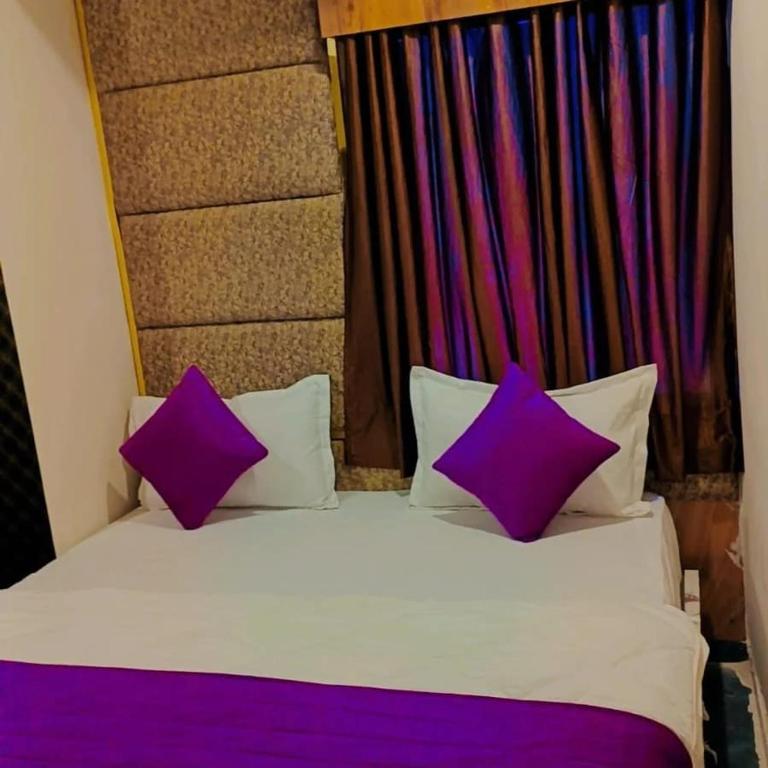 Postel nebo postele na pokoji v ubytování Hotel Karnavati
