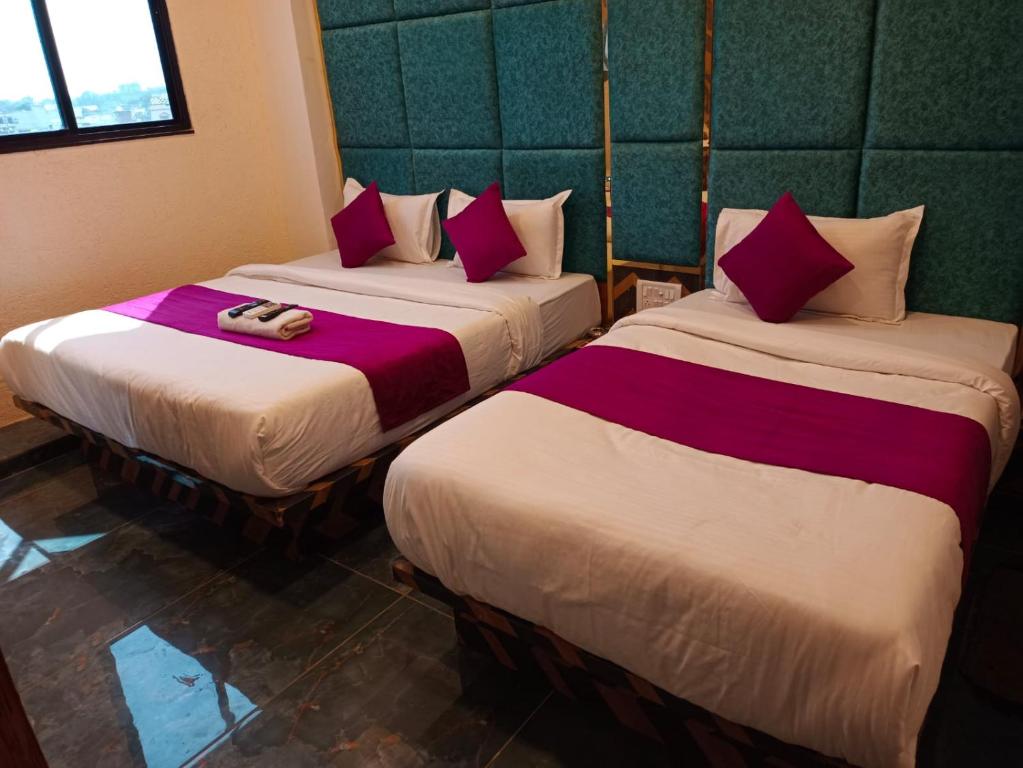 Postel nebo postele na pokoji v ubytování Hotel Karnavati