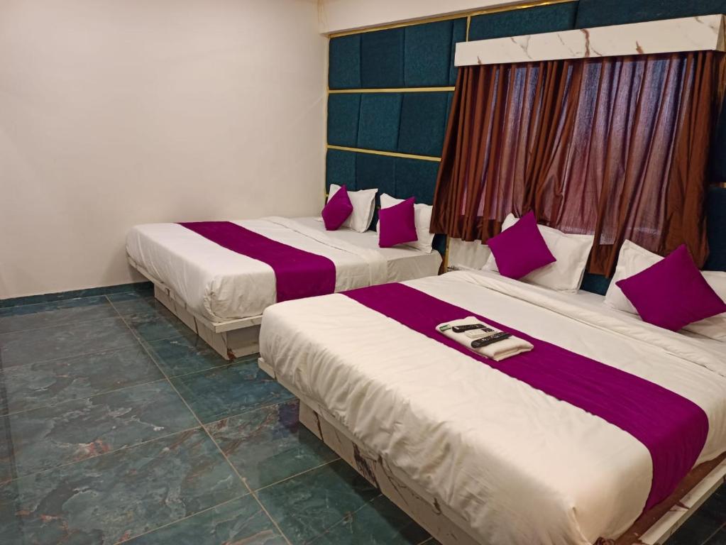 Postel nebo postele na pokoji v ubytování Hotel Karnavati