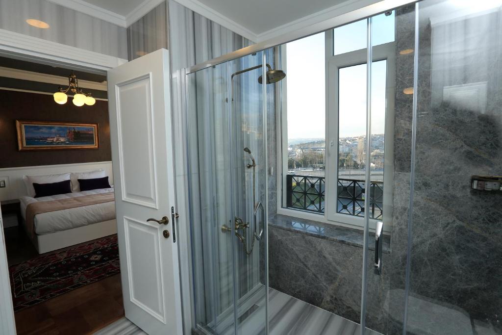 A bathroom at Art Nouveau Pera