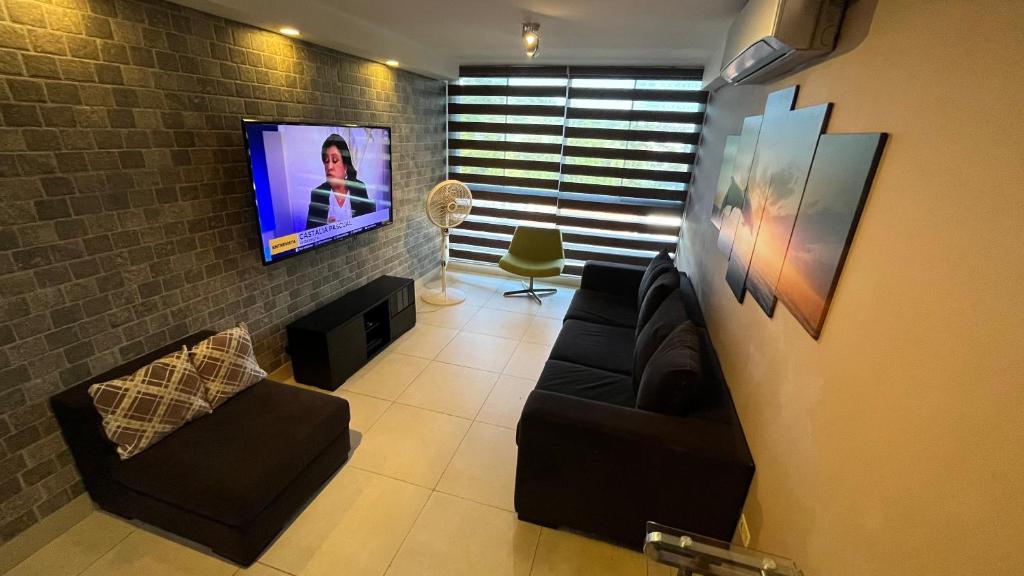 TV a/nebo společenská místnost v ubytování Navona Towers Amplio Apart, Dos Noches minimo, para 4 personas lo mejor de Panamá
