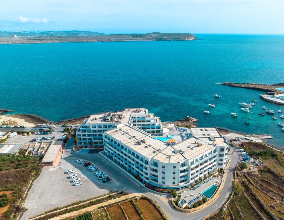 メーリッハにあるRiviera Spa Resort - Adults Onlyの水辺の大きな建物の空中ビュー