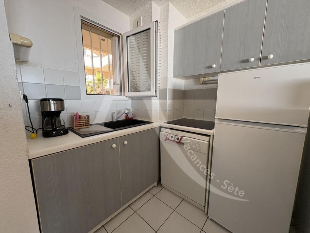 Kuchyňa alebo kuchynka v ubytovaní appartement 1 chambre avec terrasse vue mer dans residence avec piscine