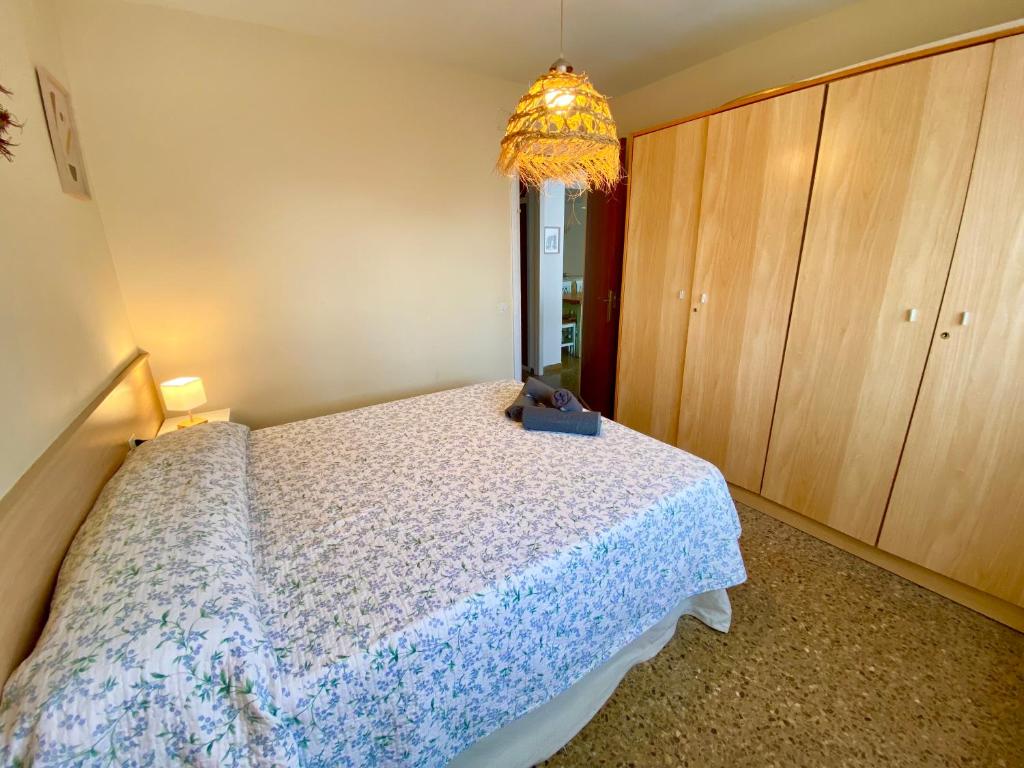 Posteľ alebo postele v izbe v ubytovaní Apartamento Floral al centro de Palamós con Wi-Fi