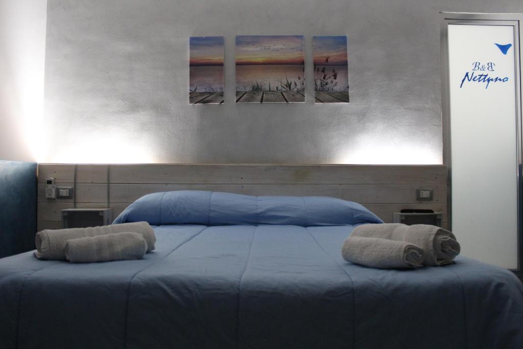 Postel nebo postele na pokoji v ubytování Nettuno Rooms