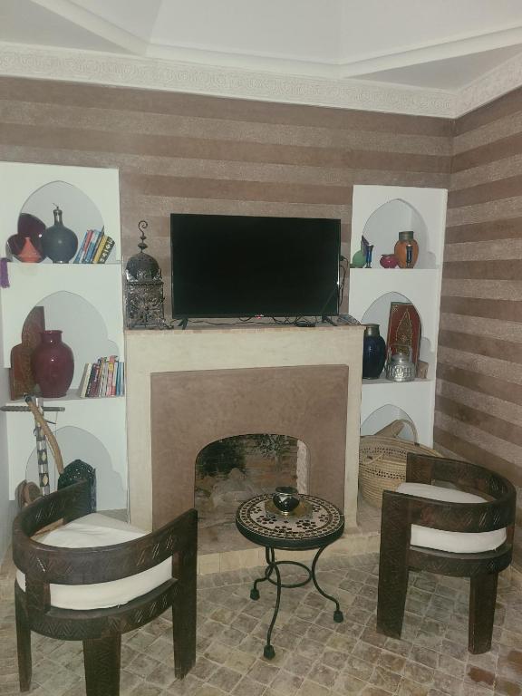 TV a/nebo společenská místnost v ubytování Riad Parfum d'Orient