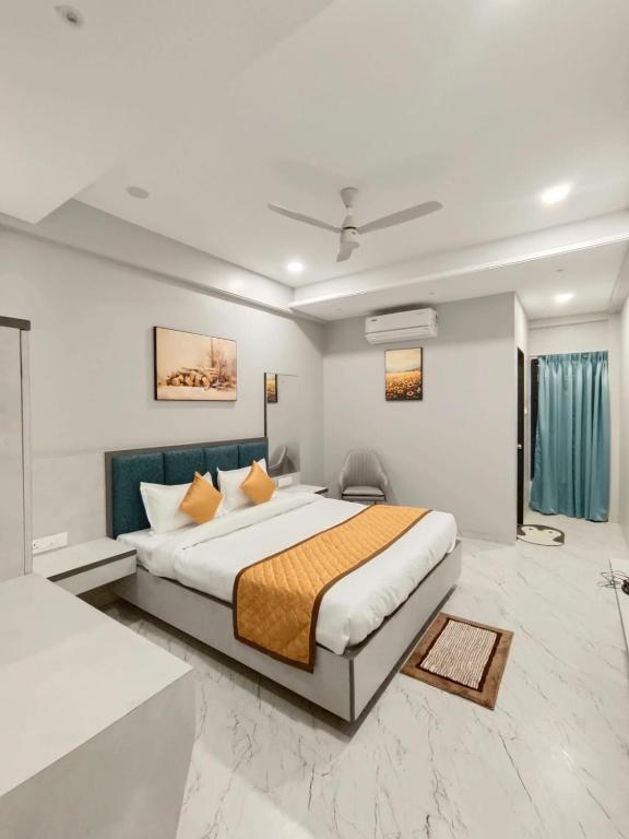 Postel nebo postele na pokoji v ubytování Hotel Yogesh Nisarga, Chhatrapati Sambhajinagar