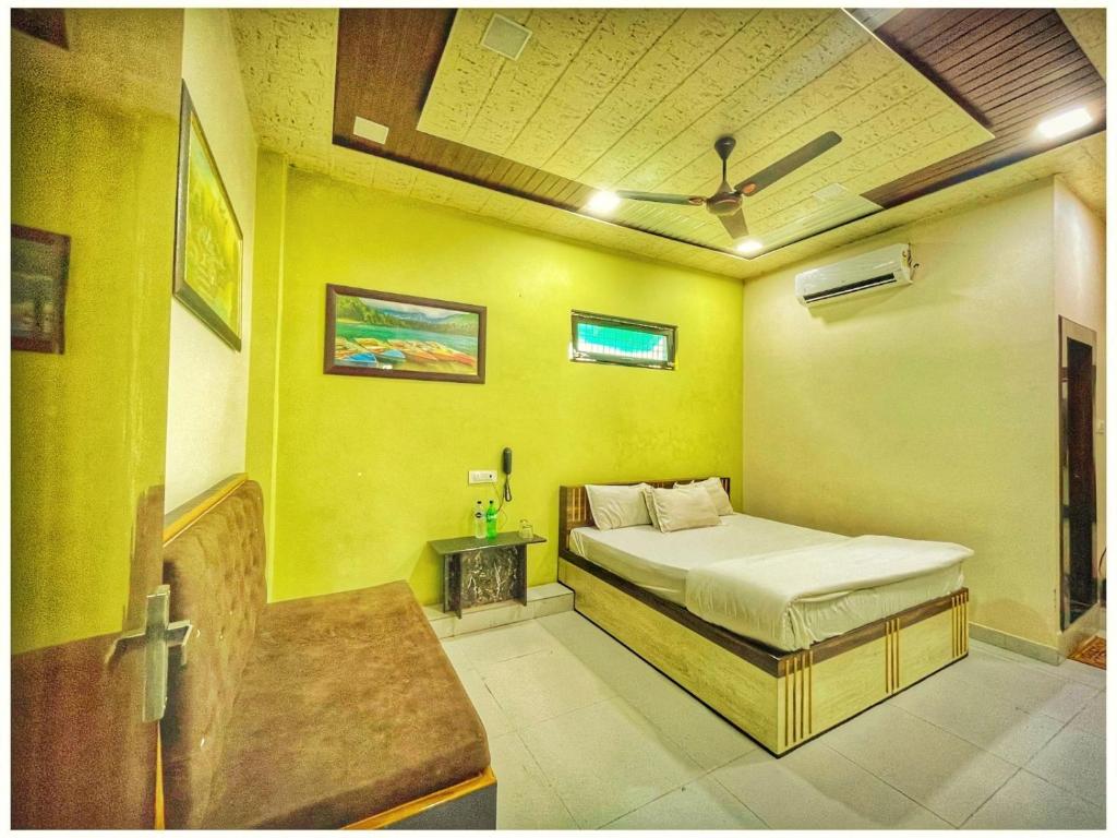 Postel nebo postele na pokoji v ubytování Hotel Pragati Heights