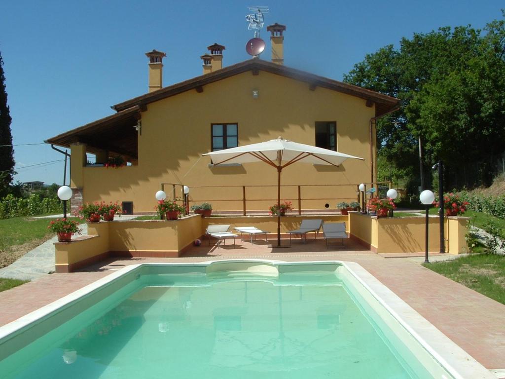 een huis met een zwembad voor een huis bij Ortoturismo Fonte La Costa in Marciano