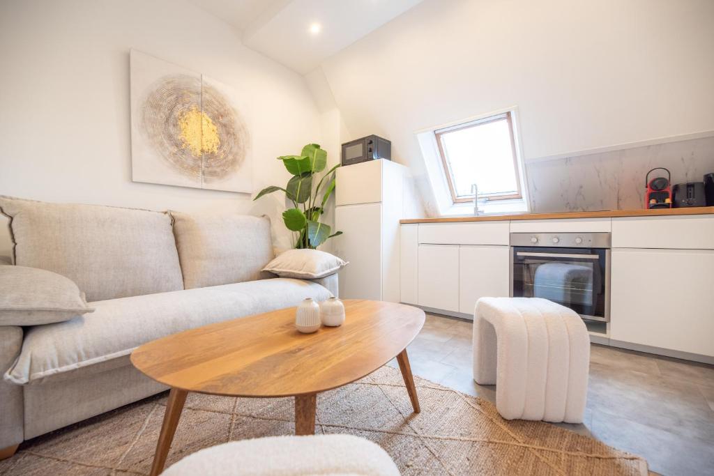 un salon avec un canapé et une table dans l'établissement CIA - Avenue de Villiers, à Paris