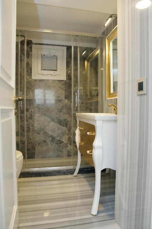 A bathroom at Art Nouveau Pera