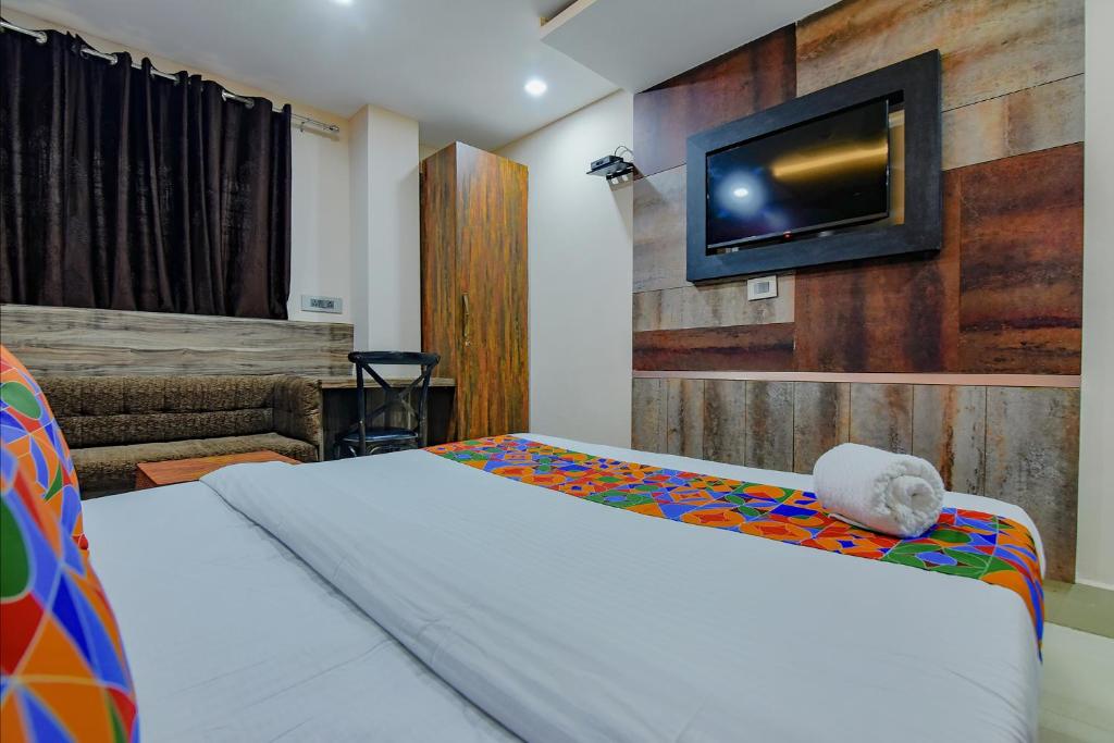 Postel nebo postele na pokoji v ubytování FabHotel Middleton Desire - Nr Niladri Vihar Square