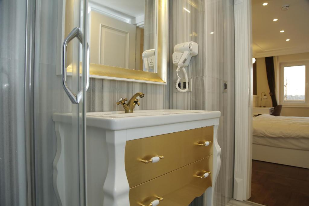 A bathroom at Art Nouveau Pera