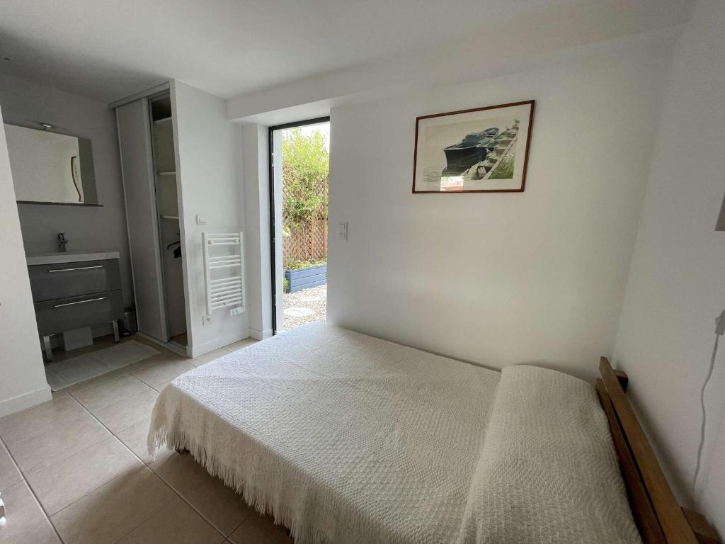 une chambre blanche avec un lit et une fenêtre dans l'établissement Studio - LA ROCHELLE LR180-059B, à La Rochelle