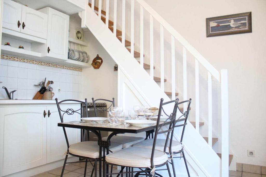une salle à manger avec une table et des chaises dans l'établissement Appt T1 bis mezza ILE DE RE - IDR400-057, à Saint-Martin-de-Ré