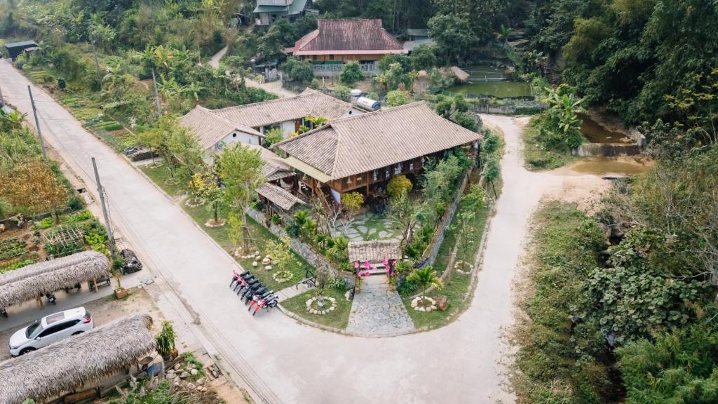 Khu vực xung quanh gần chỗ nghỉ nhà dân