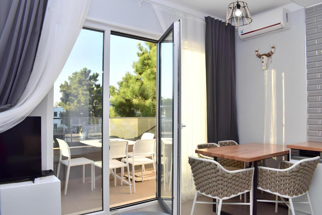 a dining room with a table and chairs at Wide Beach Apartments 236 in Mullini i Danit