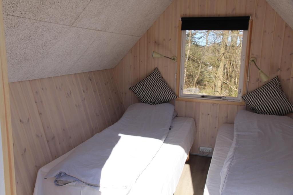 Postel nebo postele na pokoji v ubytování Fjordlyst Camping & Cottages