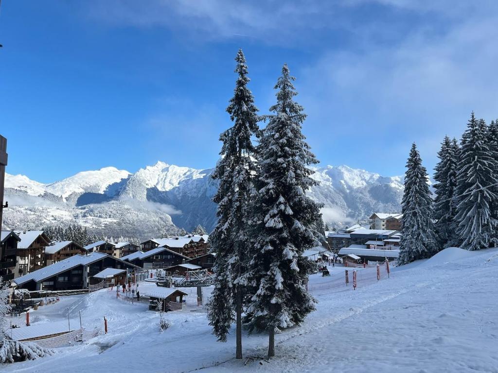 un village enneigé avec une montagne enneigée dans l'établissement The cabin at Morillon 1100, à Morillon