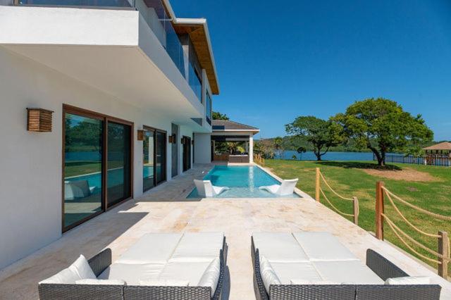 The swimming pool at or close to Paradise Reef Villas