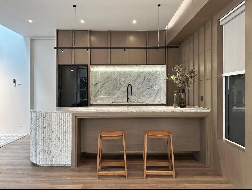 Кухня или мини-кухня в Around Ari Hostel
