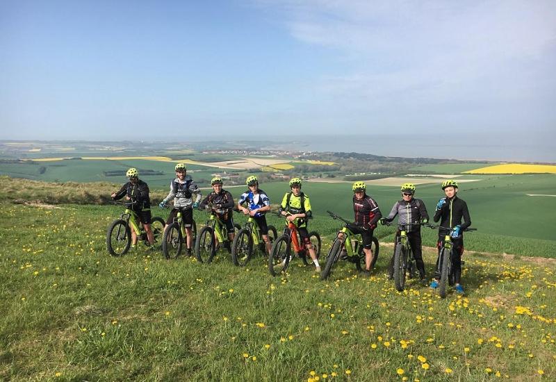 grupa ludzi jeżdżących rowerami na wzgórzu w obiekcie Le Major w mieście Belle-et-Houllefort