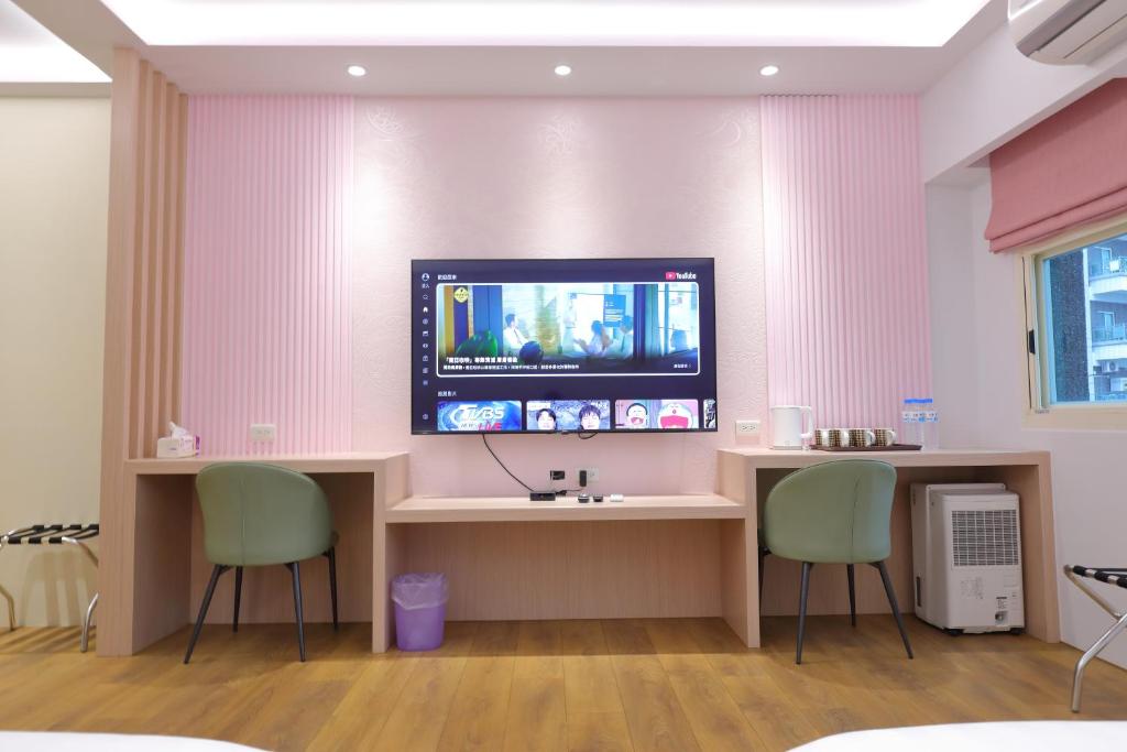 TV a/nebo společenská místnost v ubytování Passion Fruit B&B