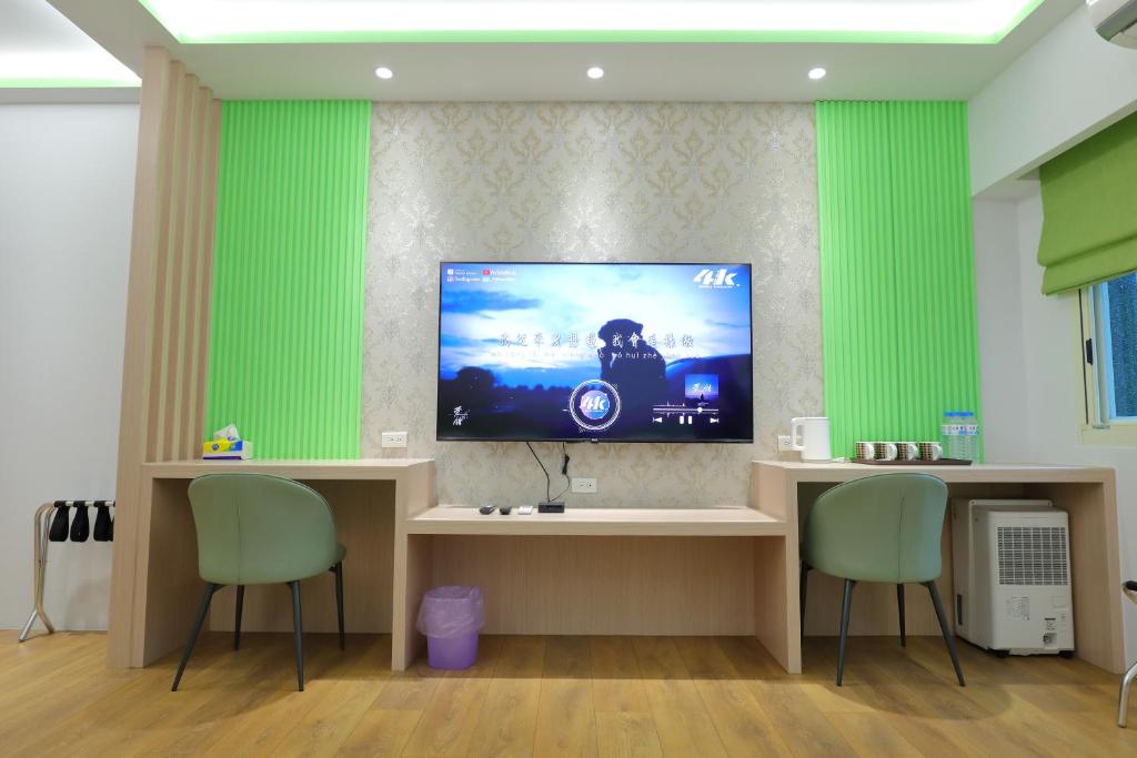TV a/nebo společenská místnost v ubytování Passion Fruit B&B