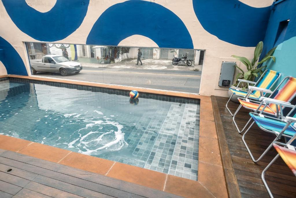 Bazén v ubytování Ô de Casa Hostel nebo v jeho okolí