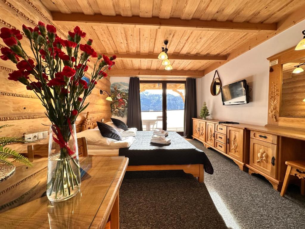 Televízia a/alebo spoločenská miestnosť v ubytovaní Apartamenty z widokiem na Tatry Cztery Pory Roku