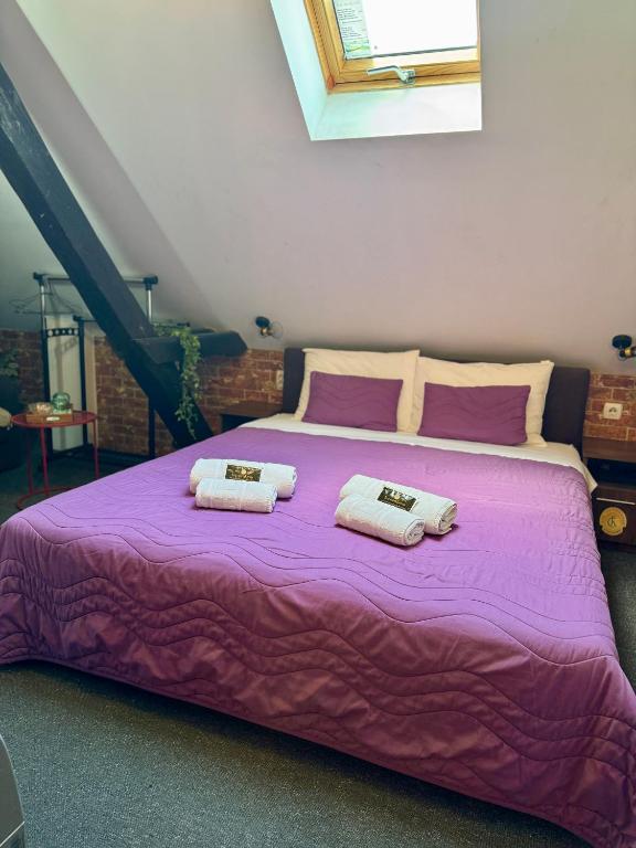 Rúm í herbergi á Pirocanac Rooms & Restaurant "Breakfast-Lunch-Dinner"