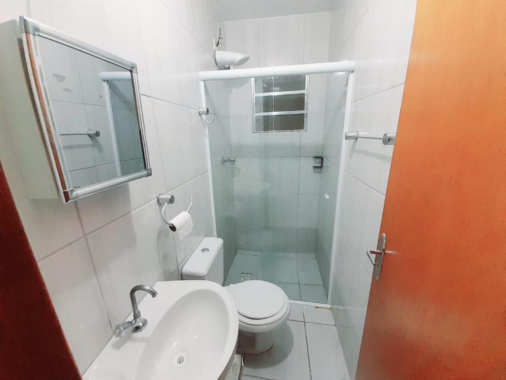 Koupelna v ubytování Casa em condomínio, com piscina, parquinho infantil, internet 500mb, ideal para família, garagem para 2 carros, com 2 quartos sendo 1 suíte, com Smart TV, 400m da PRAIA