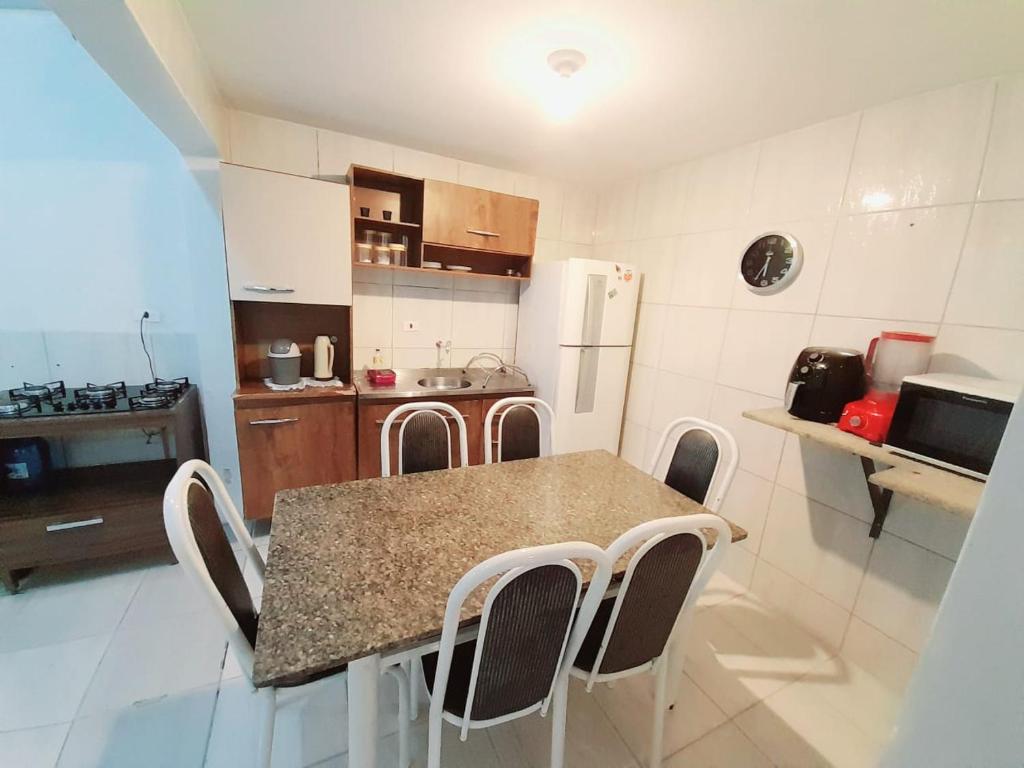 Kuchyň nebo kuchyňský kout v ubytování Casa em condomínio, com piscina, parquinho infantil, internet 500mb, ideal para família, garagem para 2 carros, com 2 quartos sendo 1 suíte, com Smart TV, 400m da PRAIA
