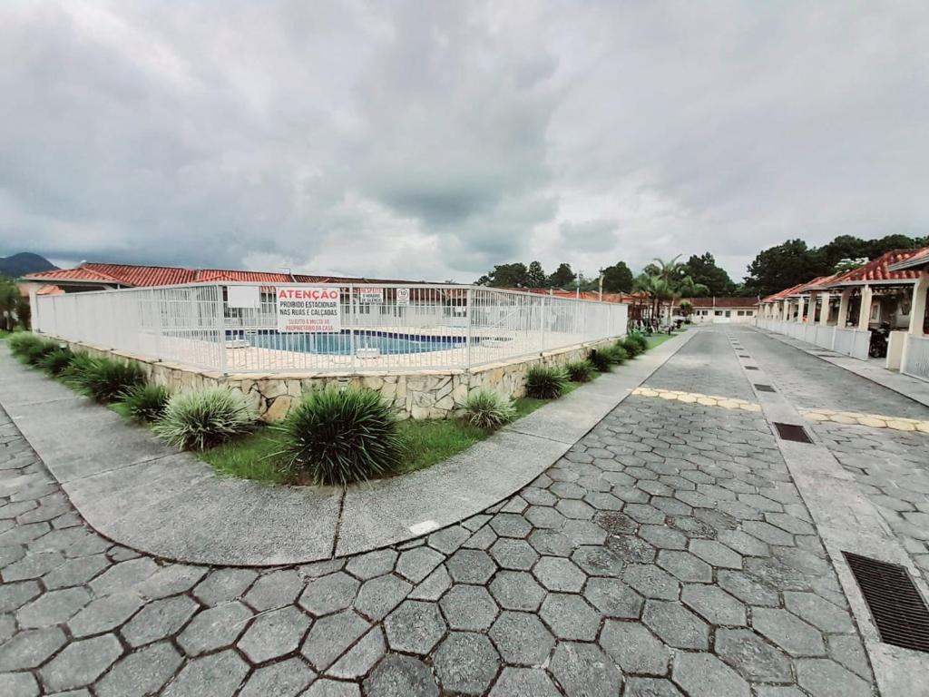 Bazén v ubytování Casa em condomínio, com piscina, parquinho infantil, internet 500mb, ideal para família, garagem para 2 carros, com 2 quartos sendo 1 suíte, com Smart TV, 400m da PRAIA nebo v jeho okolí