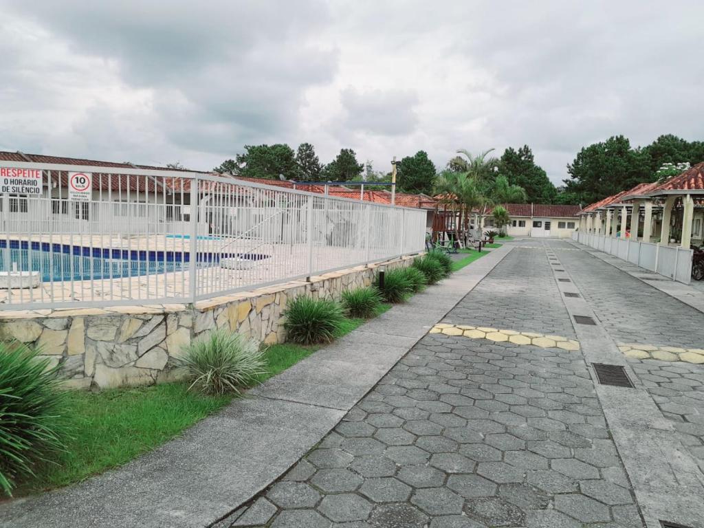 Bazén v ubytování Casa em condomínio, com piscina, parquinho infantil, internet 500mb, ideal para família, garagem para 2 carros, com 2 quartos sendo 1 suíte, com Smart TV, 400m da PRAIA nebo v jeho okolí
