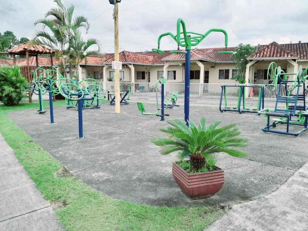 Herní místnost nebo prostor pro děti v ubytování Casa em condomínio, com piscina, parquinho infantil, internet 500mb, ideal para família, garagem para 2 carros, com 2 quartos sendo 1 suíte, com Smart TV, 400m da PRAIA